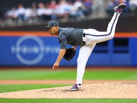 New York Mets starting pitcher Jose Quintana #62 throws during the sixth inning of the baseball game against the Cincinnati Reds at Citi Fie...