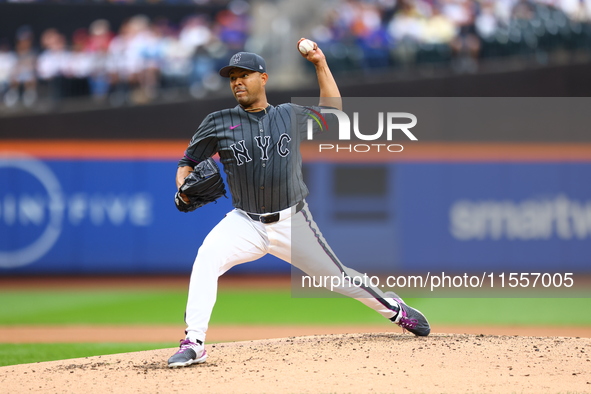 New York Mets starting pitcher Jose Quintana #62 throws during the sixth inning of the baseball game against the Cincinnati Reds at Citi Fie...