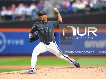 New York Mets starting pitcher Jose Quintana #62 throws during the sixth inning of the baseball game against the Cincinnati Reds at Citi Fie...