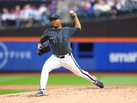 New York Mets starting pitcher Jose Quintana #62 throws during the sixth inning of the baseball game against the Cincinnati Reds at Citi Fie...