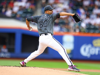 New York Mets starting pitcher Jose Quintana #62 throws during the first inning of the baseball game against the Cincinnati Reds at Citi Fie...