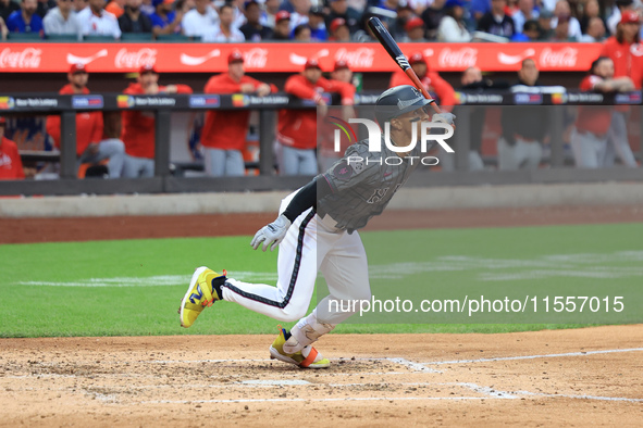 Francisco Lindor #12 of the New York Mets bats during the sixth inning of the baseball game against the Cincinnati Reds at Citi Field in Cor...