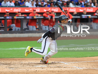 Francisco Lindor #12 of the New York Mets bats during the sixth inning of the baseball game against the Cincinnati Reds at Citi Field in Cor...