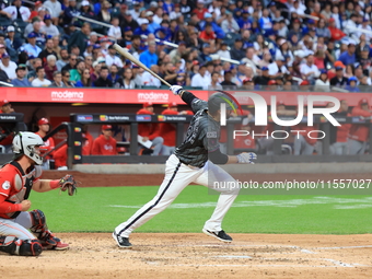 New York Mets J.D. Martinez #28 doubles during the sixth inning of the baseball game against the Cincinnati Reds at Citi Field in Corona, Ne...