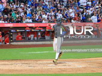 Francisco Lindor #12 of the New York Mets scores during the sixth inning of the baseball game against the Cincinnati Reds at Citi Field in C...