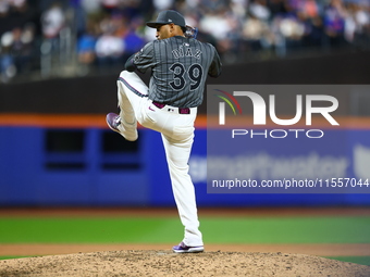 New York Mets relief pitcher Edwin Diaz #39 throws during the ninth inning of the baseball game against the Cincinnati Reds at Citi Field in...