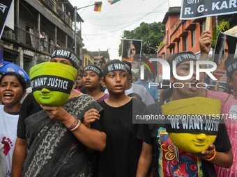 Artisans of Durga Puja and common citizens participate in a protest rally in Kolkata, India, on September 8, 2024, demanding justice for the...