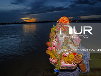 Indian Hindu devotees take part in the immersion of idols of the elephant-headed Hindu God Ganesh during the 'Ganesh Chaturthi' festival in...