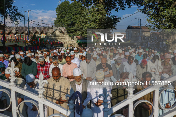 Kashmiri Muslim devotees offer annual congregational prayers called ''Khoja Digar'' on the 3rd of Rabi-ul-Awwal, the third month of the Isla...