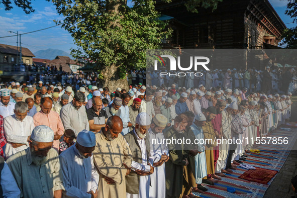 Kashmiri Muslim devotees offer annual congregational prayers called ''Khoja Digar'' on the 3rd of Rabi-ul-Awwal, the third month of the Isla...