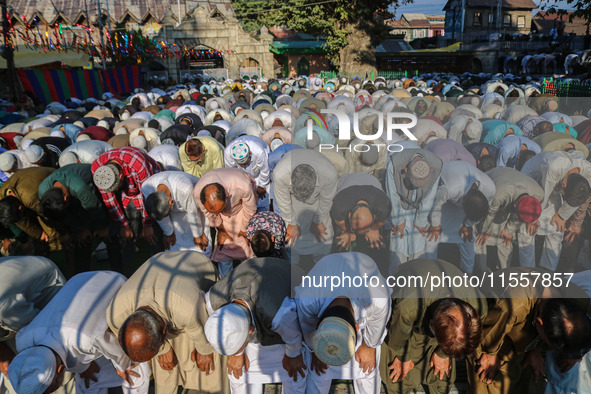 Kashmiri Muslim devotees offer annual congregational prayers called ''Khoja Digar'' on the 3rd of Rabi-ul-Awwal, the third month of the Isla...