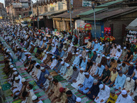 Kashmiri Muslim devotees offer annual congregational prayers called ''Khoja Digar'' on the 3rd of Rabi-ul-Awwal, the third month of the Isla...