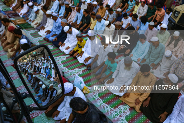 Kashmiri Muslim devotees offer annual congregational prayers called ''Khoja Digar'' on the 3rd of Rabi-ul-Awwal, the third month of the Isla...