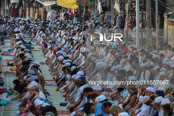 Kashmiri Muslim devotees offer annual congregational prayers called ''Khoja Digar'' on the 3rd of Rabi-ul-Awwal, the third month of the Isla...