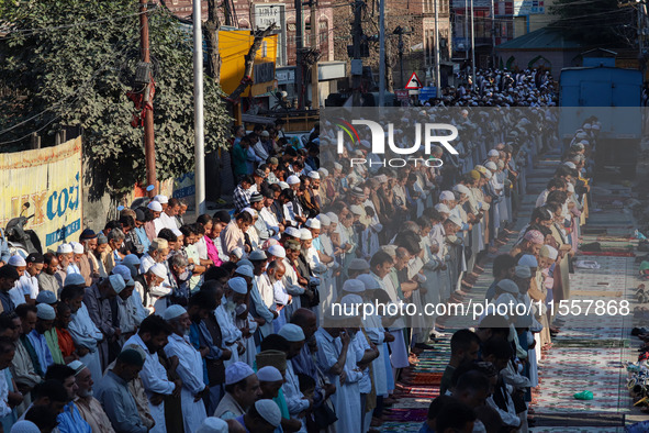 Kashmiri Muslim devotees offer annual congregational prayers called ''Khoja Digar'' on the 3rd of Rabi-ul-Awwal, the third month of the Isla...