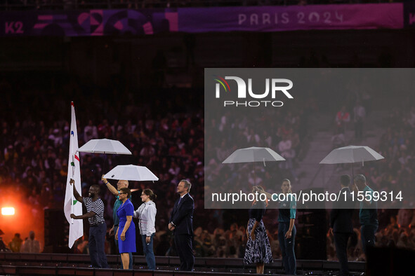 Blake Leeper of the United States waves the Paralympic flag on day eleven of the Paris 2024 Summer Paralympic Games at Stade de France in Pa...