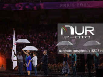 Blake Leeper of the United States waves the Paralympic flag on day eleven of the Paris 2024 Summer Paralympic Games at Stade de France in Pa...