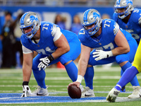 DETROIT,MICHIGAN-SEPTEMBER 9:  Center Frank Ragnow (77) of the Detroit Lions prepares to snap the ball during a game between the Detroit Lio...