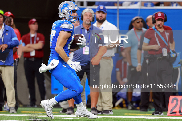 DETROIT,MICHIGAN-SEPTEMBER 8: Tight end Sam LaPorta (87) of the Detroit Lions carries the ball during a game between the Detroit Lions and t...