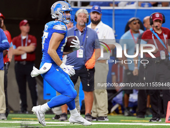 DETROIT,MICHIGAN-SEPTEMBER 8: Tight end Sam LaPorta (87) of the Detroit Lions carries the ball during a game between the Detroit Lions and t...