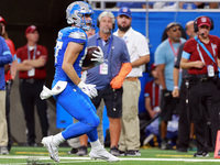 DETROIT,MICHIGAN-SEPTEMBER 8: Tight end Sam LaPorta (87) of the Detroit Lions carries the ball during a game between the Detroit Lions and t...