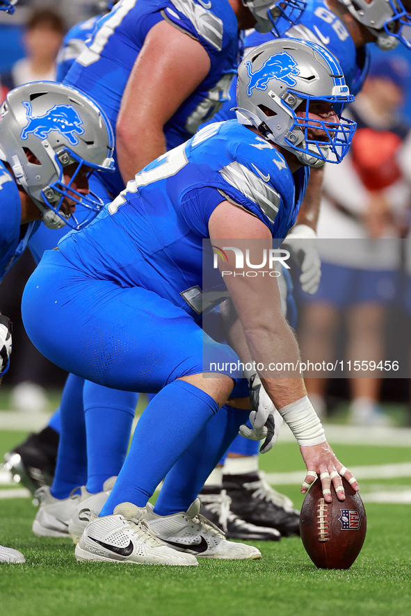 DETROIT,MICHIGAN-SEPTEMBER 8:  Center Frank Ragnow (77) of the Detroit Lions prepares to snap the ball during a game between the Detroit Lio...