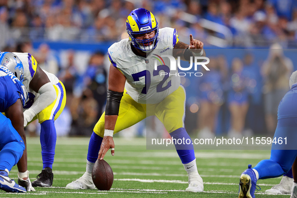 DETROIT,MICHIGAN-SEPTEMBER 8:  Guard Jonah Jackson (72) of the Los Angeles Rams gestures at the line of scrimmage before a play during a gam...