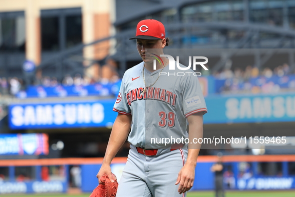 Cincinnati Reds pitcher Julian Aguiar #39 leaves the game during the fifth inning of the baseball game against the New York Mets at Citi Fie...