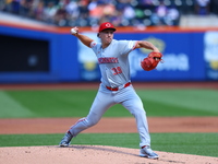 Cincinnati Reds pitcher Julian Aguiar #39 throws during the first inning of the baseball game against the New York Mets at Citi Field in Cor...