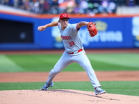 Cincinnati Reds pitcher Julian Aguiar #39 throws during the first inning of the baseball game against the New York Mets at Citi Field in Cor...