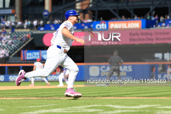 Pete Alonso #20 of the New York Mets scores from second base during the sixth inning of the baseball game against the Cincinnati Reds at Cit...