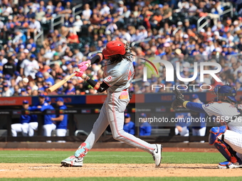 Cincinnati Reds' Elly De La Cruz #44 singles during the sixth inning of the baseball game against the New York Mets at Citi Field in Corona,...