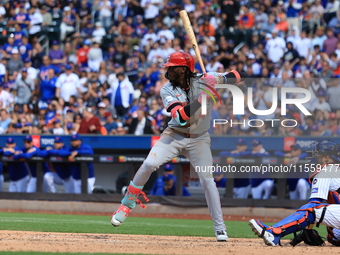 Cincinnati Reds Elly De La Cruz #44 bats during the eighth inning of the baseball game against the New York Mets at Citi Field in Corona, Ne...