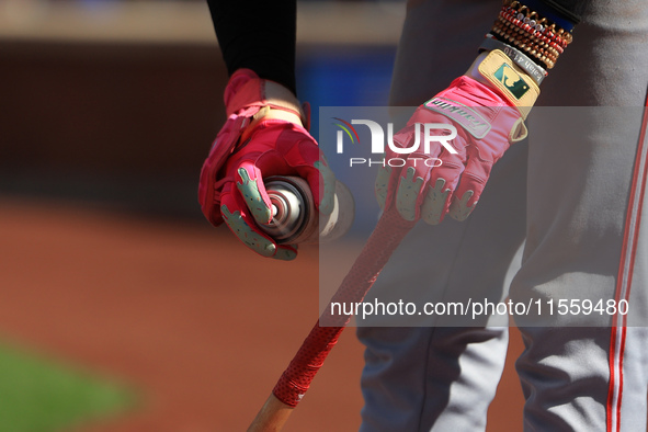 Cincinnati Reds Elly De La Cruz #44 bats during the sixth inning of the baseball game against the New York Mets at Citi Field in Corona, New...