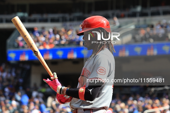 Cincinnati Reds Elly De La Cruz #44 bats during the sixth inning of the baseball game against the New York Mets at Citi Field in Corona, New...