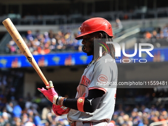 Cincinnati Reds Elly De La Cruz #44 bats during the sixth inning of the baseball game against the New York Mets at Citi Field in Corona, New...