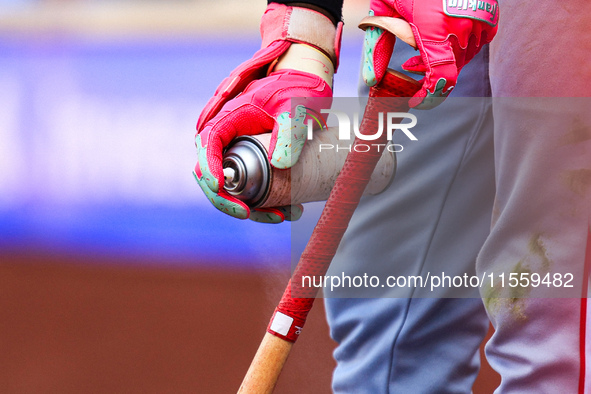 Cincinnati Reds' Elly De La Cruz #44 sprays his bat while on deck during the eighth inning of the baseball game against the New York Mets at...