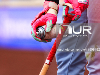 Cincinnati Reds' Elly De La Cruz #44 sprays his bat while on deck during the eighth inning of the baseball game against the New York Mets at...