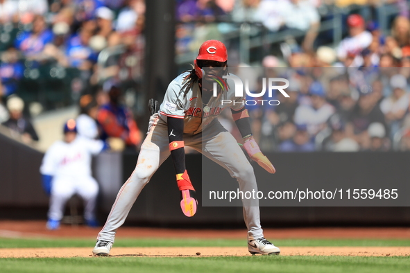 Cincinnati Reds' Elly De La Cruz #44 takes a lead off first base during the sixth inning of the baseball game against the New York Mets at C...