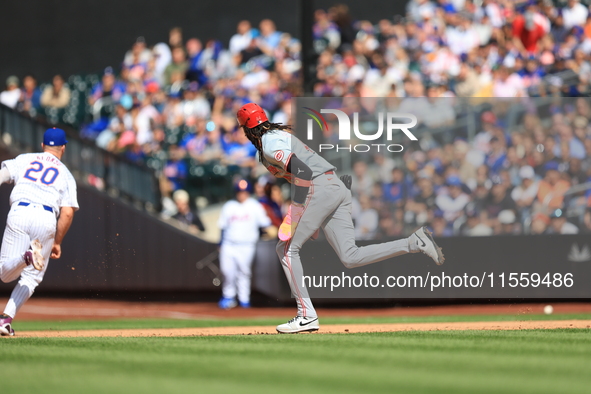 Cincinnati Reds' Elly De La Cruz #44 takes off for second base on a failed pickoff attempt during the sixth inning of the baseball game agai...