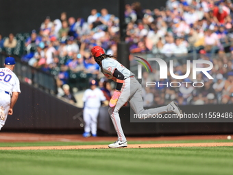 Cincinnati Reds' Elly De La Cruz #44 takes off for second base on a failed pickoff attempt during the sixth inning of the baseball game agai...