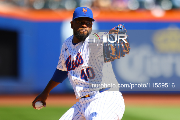 New York Mets starting pitcher Luis Severino #40 throws during the first inning of the baseball game against the Cincinnati Reds at Citi Fie...