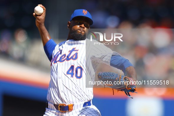 New York Mets starting pitcher Luis Severino #40 throws during the second inning of the baseball game against the Cincinnati Reds at Citi Fi...