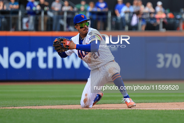 New York Mets third baseman Mark Vientos #27 fields and throws to first base during the ninth inning of the baseball game against the Cincin...