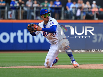 New York Mets third baseman Mark Vientos #27 fields and throws to first base during the ninth inning of the baseball game against the Cincin...