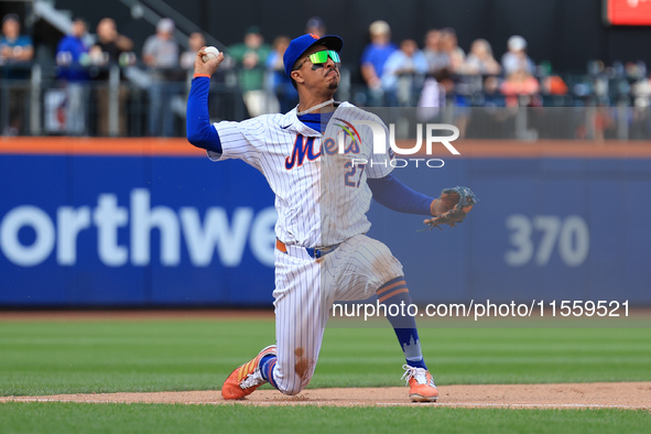 New York Mets third baseman Mark Vientos #27 fields and throws to first base during the ninth inning of the baseball game against the Cincin...