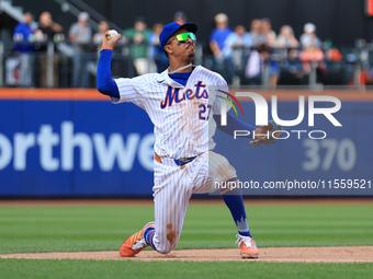 New York Mets third baseman Mark Vientos #27 fields and throws to first base during the ninth inning of the baseball game against the Cincin...