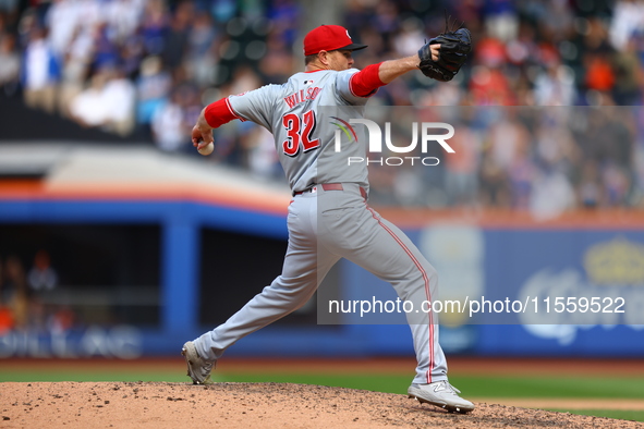 Cincinnati Reds pitcher Justin Wilson #32 throws during the seventh inning of the baseball game against the New York Mets at Citi Field in C...