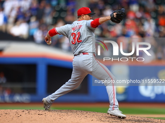 Cincinnati Reds pitcher Justin Wilson #32 throws during the seventh inning of the baseball game against the New York Mets at Citi Field in C...