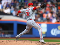 Cincinnati Reds pitcher Justin Wilson #32 throws during the seventh inning of the baseball game against the New York Mets at Citi Field in C...